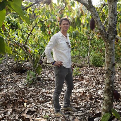 El empresario Santiago Peralta, en una de las plantas en la zona de Archidona, donde los nativos quechuas cultivan los granos. 