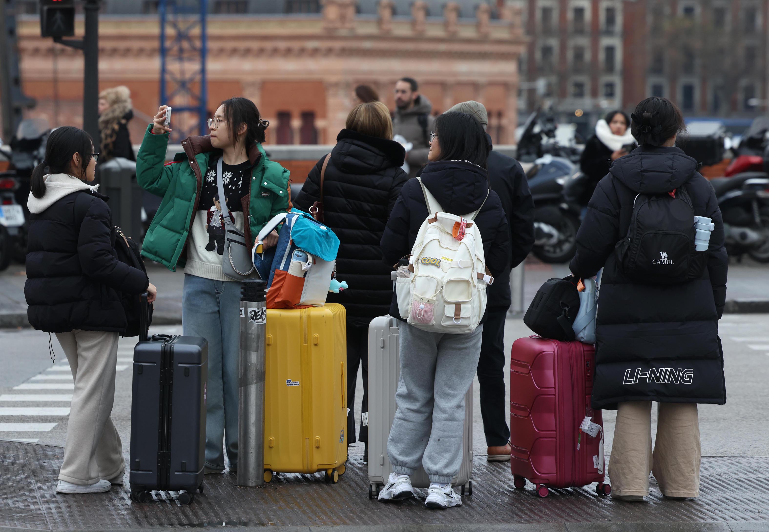 Un grupo de turistas cerca de la Estación de Atocha en Madrid. 