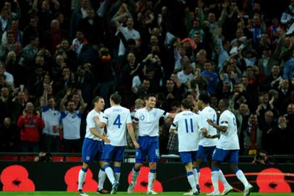Los jugadores de Inglaterra celebran el gol.