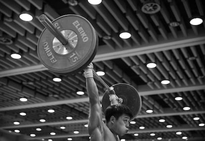 Chen Lijun, de la categoría de 62 kg, entrena en el Centro de Entrenamiento de la Administración General de Deportes de China, en Pekín.