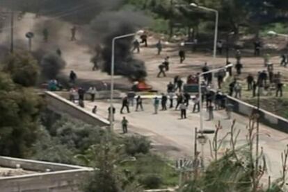 Imágenes televisivas muestran a manifestantes en una barricada en Deraa.