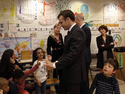 El presidente francés, Emmanuel Macron, en una escuela maternal de París