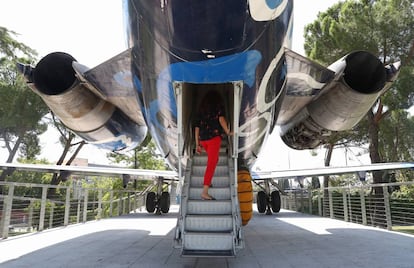 Una mujer entra por la puerta de cola al avión modelo DC9 que se visita en las jornadas de puertas abiertas.