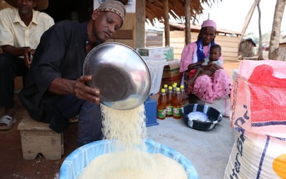 Uno de los puestos de reparto de comida en el campo de refugiados de Lolo (Camerún).