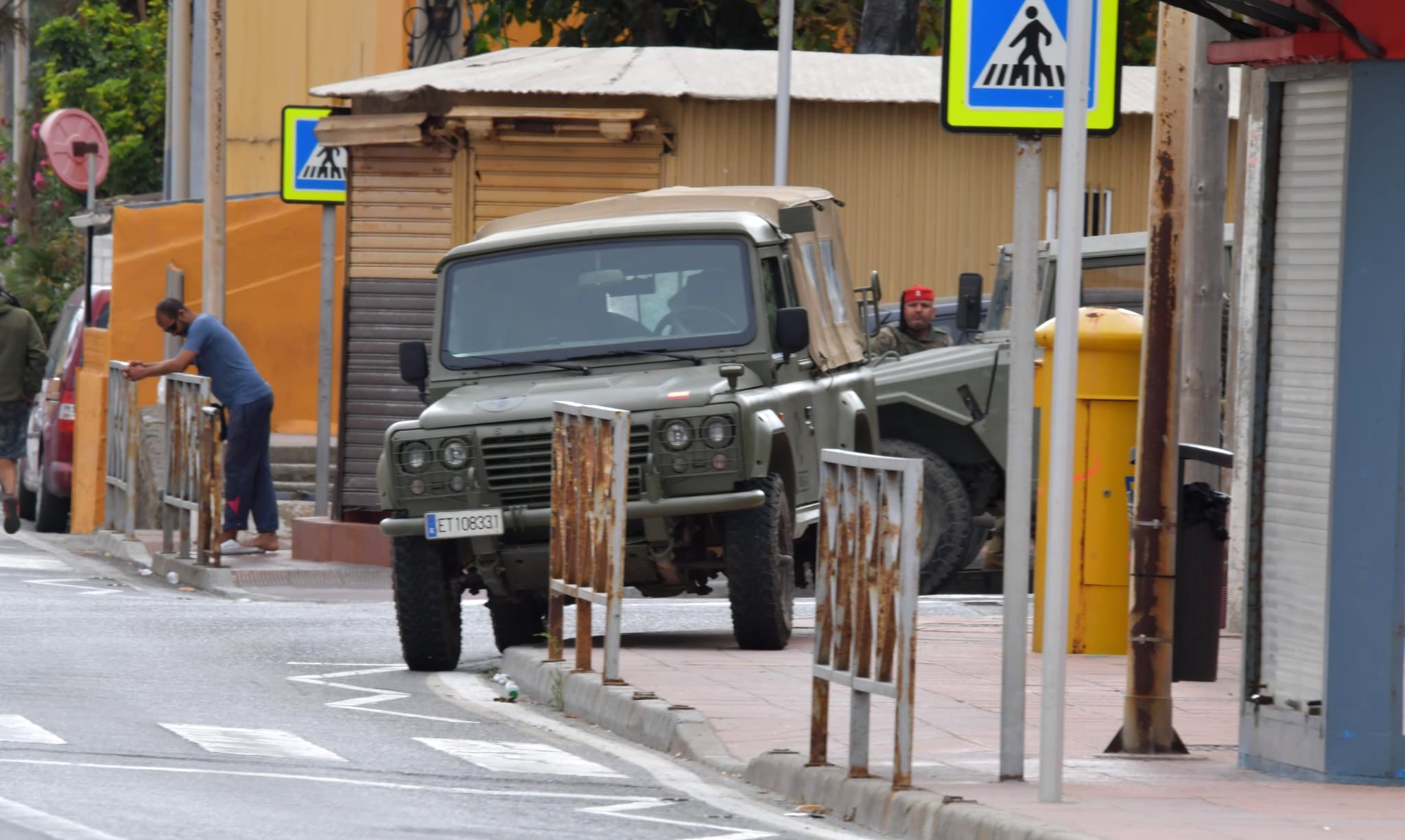 Detenidos 12 migrantes en Ceuta tras apedrear un vehículo militar y herir a cuatro de sus ocupantes