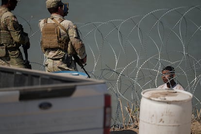 Eagle Pass es el segundo cruce fronterizo que ha tenido un mayor número de ingresos durante lo que va de este año fiscal, con el acceso a Estados Unidos de más de 270.000 personas a través de esta ciudad. En la imagen, un migrante solicita la ayuda de dos elementos de la Guardia Nacional de Estados Unidos, en el cruce fronterizo entre Eagle Pass y Piedras Negras.