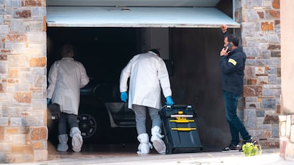 Agentes de los Mossos d'Esquadra acceden al domicilio en Calldetenes (Barcelona), este martes.