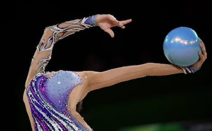 Viktoria Skittidi de Chipre actúa con el balón durante la final del equipo de gimnasia rítmica femenina en los Juegos de la Commonwealth en Gold Coast, Australia, el 11 de abril de 2018