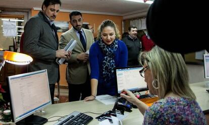 Pepa Ferrando, presidenta del PP en Orihuela, durante la presentaci&oacute;n en el registro municipal de una moci&oacute;n de censura.