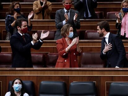 El líder del PP, Pablo Casado, es ovacionado por los miembros de su grupo parlamentario tras su intervención en la segunda sesión del debate de moción de censura presentada por Vox.