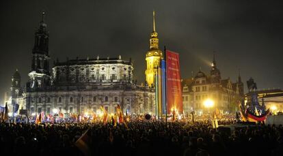 Milers de simpatitzants de Pegida es manifesten a Dresden.