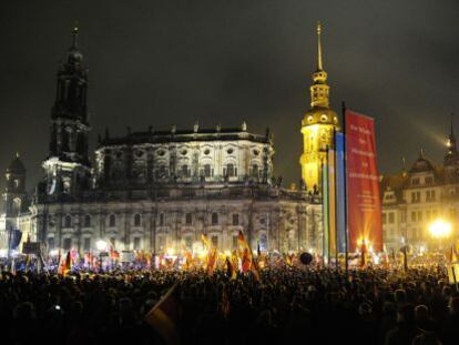 Milers de simpatitzants de Pegida es manifesten a Dresden.