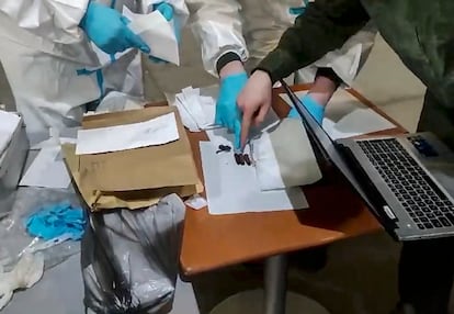 Investigadores rusos señalan varios cartuchos utilizados en el ataque terrorista.