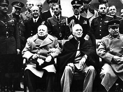 Sentados (de izquierda a derecha), Winston Churchill, Franklin D. Roosevelt y Iósif Stalin, durante la Conferencia de Yalta, en febrero de 1945.