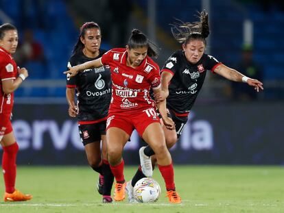 Catalina Usme, de América, disputa el balón con María Camila Reyes, de Santa Fe, en la final de la Liga Profesional femenina entre América e Independiente Santa Fe en el estadio Pascual Guerrero en Cali (Colombia).