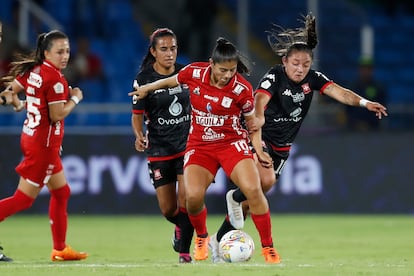 María Usme, de América, disputa el balón con María Reyes, de Santa Fe, en la final de la Liga Profesional femenina entre América e Independiente Santa Fe