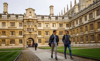 Alunos na Universidade de Cambridge, no Reino Unido. 