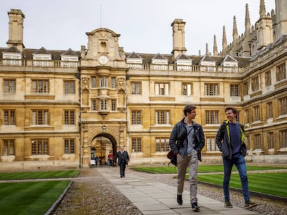 Dos alumnos, en la Universidad de Cambridge.