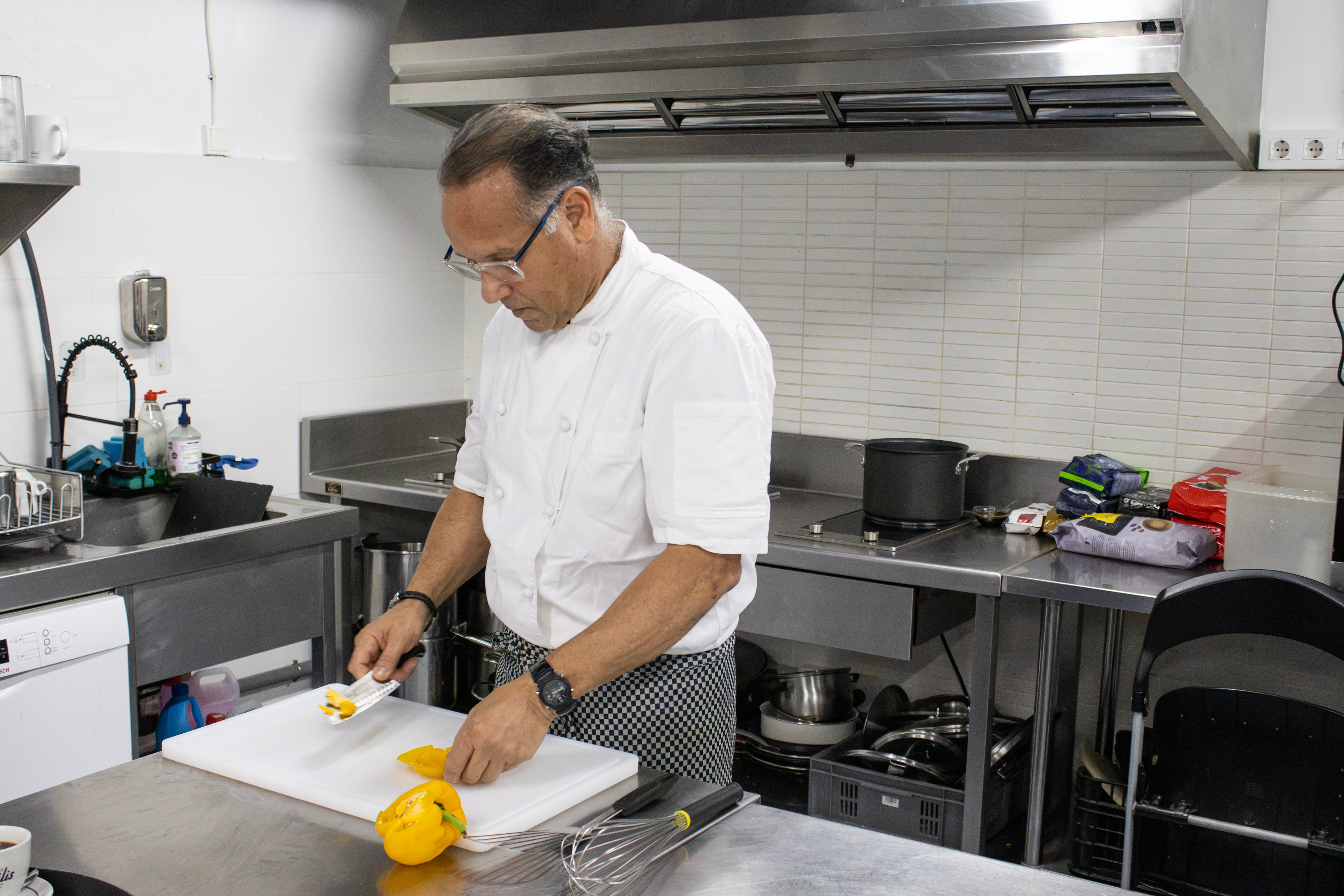 Jesús Ferrer en la cocina de la Fundación Altius, en Madrid, donde es voluntario.