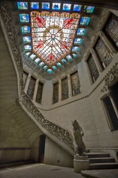 Escalera de acceso al piso noble de la Casa Burés, con el oso rampante.