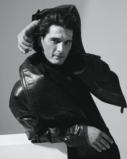 Yon González posa para ICON con una chaqueta de cuero con grandes solapas de la colección de este invierno de Dolce & Gabbana.