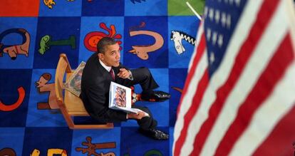 Obama muestra un ejemplar de su libro infantil 'Of Thee I Sing', dedicado a sus hijas