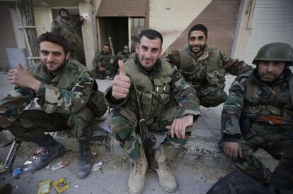 Soldados sirios celebran la toma de Yabrud este domingo. 