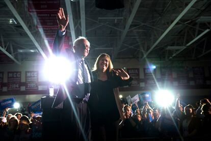 El candidato demócrata, Bernie Sanders, junto a su mujer, Jane, durante un acto en Des Moines, Iowa, el 31 de enero de 2016.