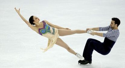 Sara Hurtado y Adrián Díaz ejecutan su ejercicio del programa libre de la competición de patinaje artístico por parejas.