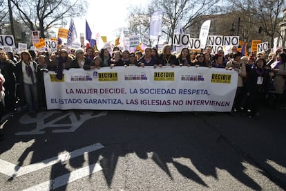 Asistentes a la manifestación contra la Ley del Aborto, sujetan una pancarta.