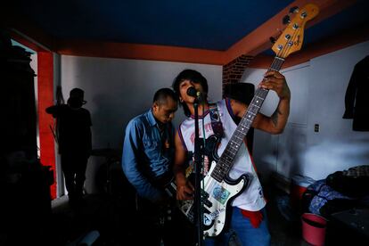 Ensayo general de la banda de punk prehispanico "Cogelones" en su domicilio, ubicado en el Municipio de Nezahualcoyotl, el 27 de Julio de 2020.