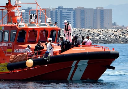 Fourteen migrants rescued by Spanish maritime services arriving in Almería on Sunday.