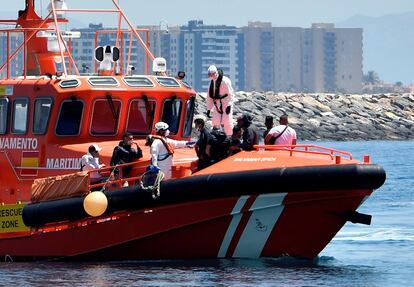 Llegada al puerto de Almería de un grupo de 14 inmigrantes rescatados por Salvamento Marítimo el pasado domingo.