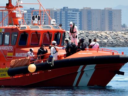 Llegada al puerto de Almería de un grupo de 14 inmigrantes rescatados por Salvamento Marítimo el pasado domingo.