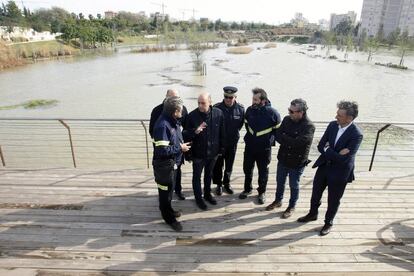 El alcalde de Alicante conversa con bomberos y policías locales frente a un parque inundado durante el pasado temporal.