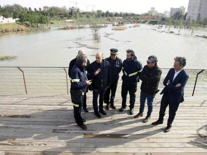 El alcalde de Alicante conversa con bomberos y polic&iacute;as locales frente a un parque inundado durante el pasado temporal. 