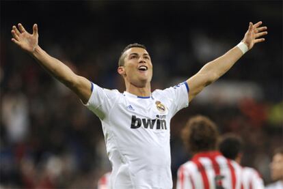 Cristiano Ronaldo celebra un gol después de transformar un penalti.