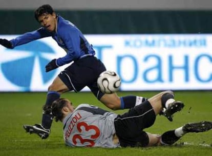 Agüero supera a Pelizzoli, el portero del Lokomotiv de Moscú, y establece el empate final.