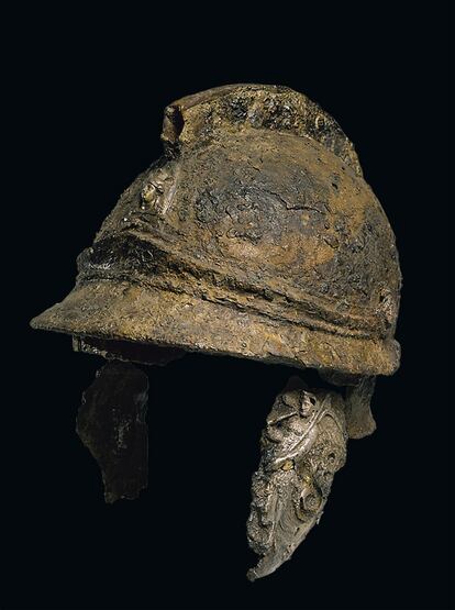 Casco con elementos decorativos en plata procedente de la antigua Grecia (siglo IV antes de Cristo).