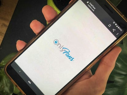 Imagen de un móvil con la aplicación OnlyFans.