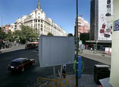 Soporte publicitario en la esquina de la calle de Alcalá con Goya.