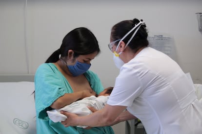 Una enfermera asiste a una madre y su bebé recién nacido en el Hospital de Gineco Pediatría 3-A, en Ciudad de México, en febrero de 2021.