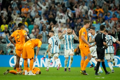 Otamendi les hace el gesto de Topo Gigio a los holandeses.