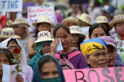 Uma mulher enxuga suas lágrimas durante manifestação feminina em Manila (Filipinas).