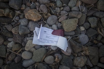 En la imagen, la tarjeta de embarque de un vuelo de Bagdad a Estambul tirada en una playa próxima a la ciudad griega de Molyvos.