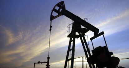 Máquinas trabajan en un pozo de petróleo.