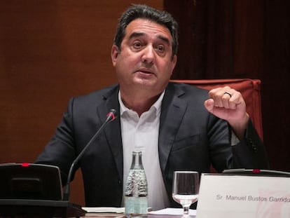 Manuel Bustos en la comisión del Parlament.