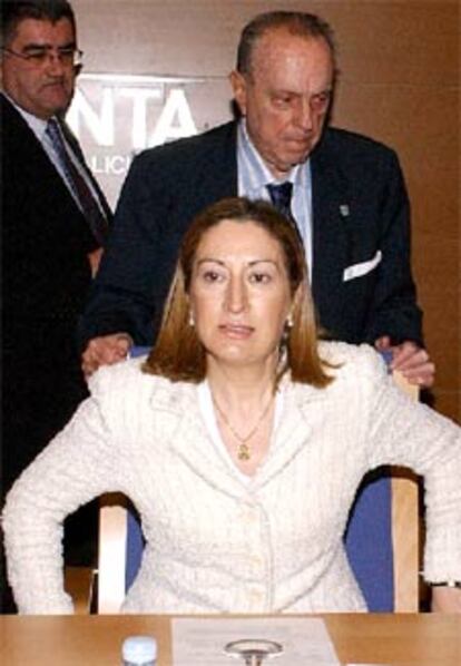 Manuel Fraga, detrás de la ministra de Sanidad, Ana Pastor, ayer en Santiago.