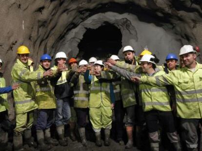 Los trabajadores celebran la unión de los dos frentes de excavación.