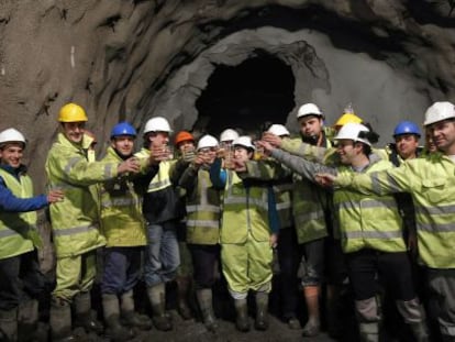 Los trabajadores celebran la unión de los dos frentes de excavación.